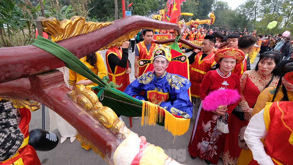 Hàng nghìn người xem nghi lễ rước 'vua sống' có một không hai ở Hà Nội ảnh 12