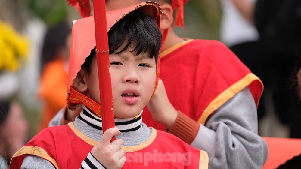 Hàng nghìn người xem nghi lễ rước 'vua sống' có một không hai ở Hà Nội ảnh 13