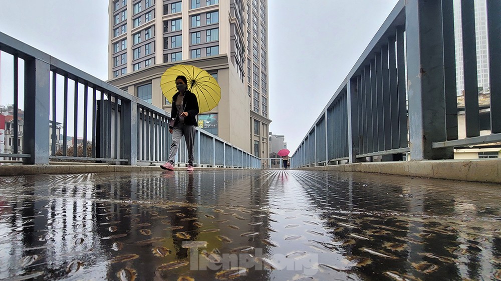 Người Hà Nội 'chôn chân' trong mưa phùn gió bấc đến công sở ngày đầu tuần - Ảnh 7.