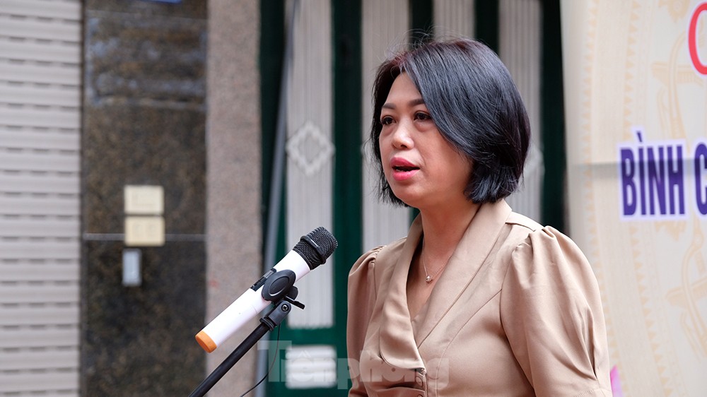 Hà Nội: Tặng hàng trăm bình chữa cháy cho người dân trước mùa nguy cơ cháy nổ cao ảnh 2