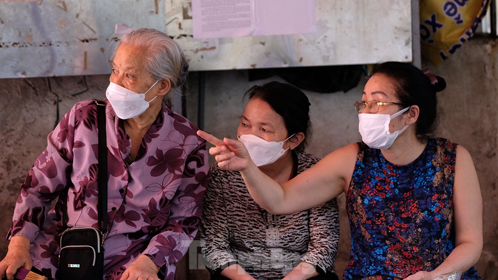 Hà Nội: Tặng hàng trăm bình chữa cháy cho người dân trước mùa nguy cơ cháy nổ cao ảnh 4
