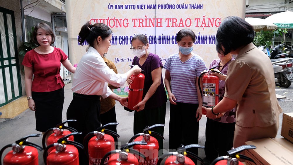 Hà Nội: Tặng hàng trăm bình chữa cháy cho người dân trước mùa nguy cơ cháy nổ cao ảnh 5