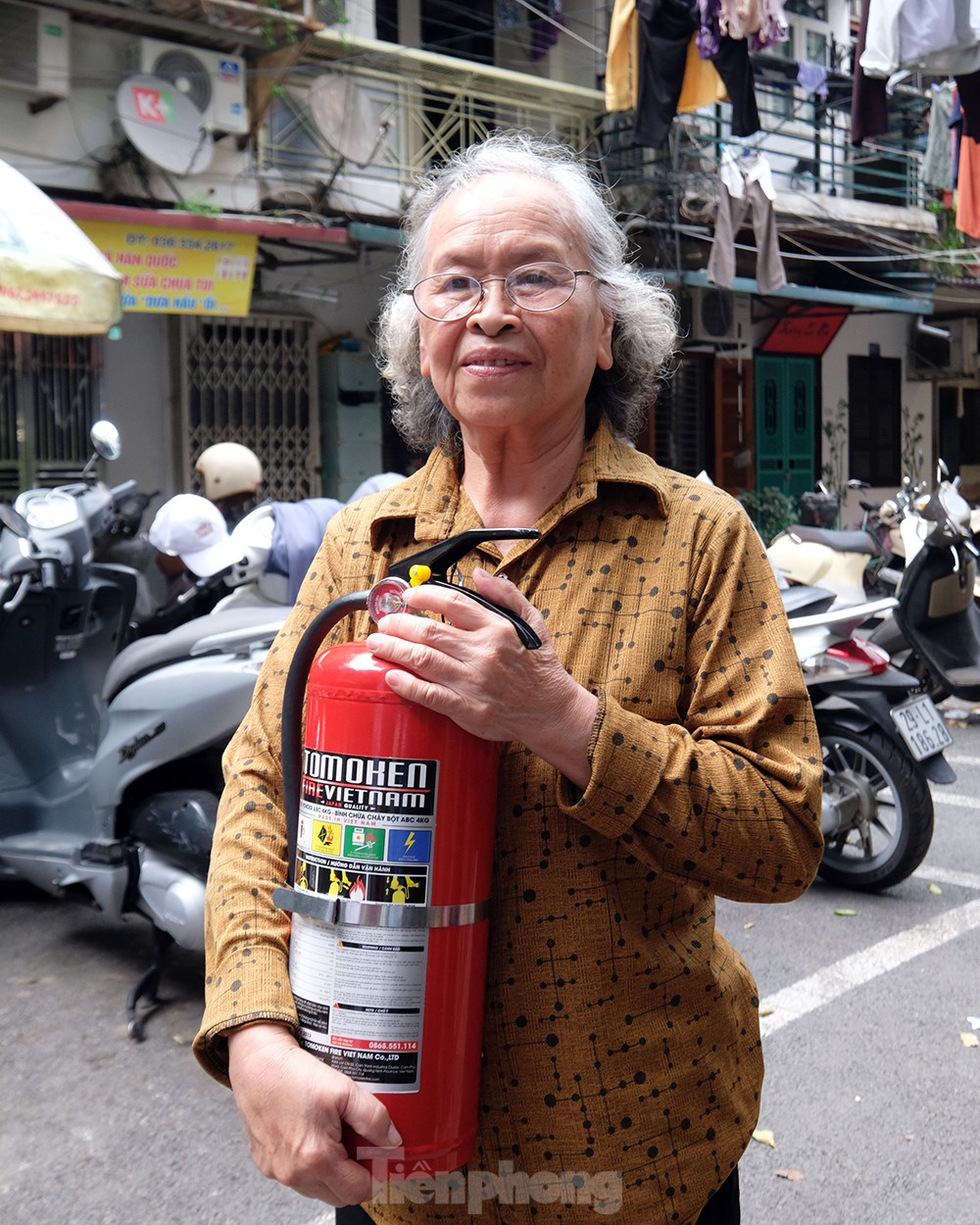 Hà Nội: Tặng hàng trăm bình chữa cháy cho người dân trước mùa nguy cơ cháy nổ cao ảnh 6