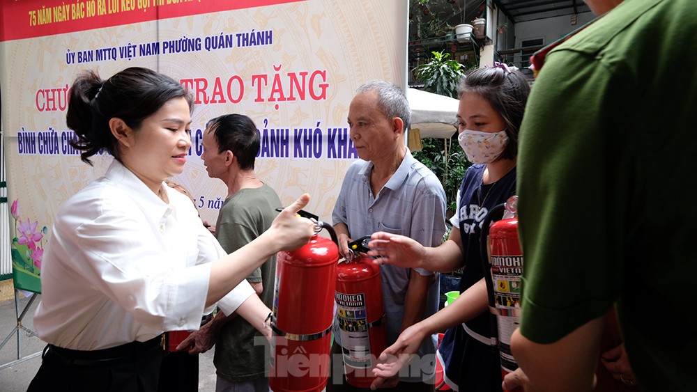 Hà Nội: Tặng hàng trăm bình chữa cháy cho người dân trước mùa nguy cơ cháy nổ cao ảnh 7
