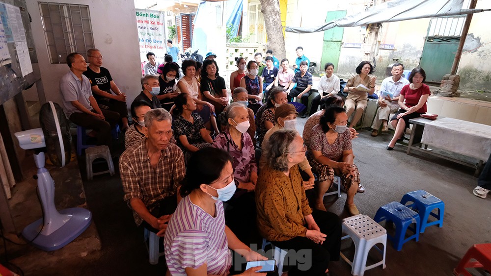 Hà Nội: Tặng hàng trăm bình chữa cháy cho người dân trước mùa nguy cơ cháy nổ cao ảnh 9
