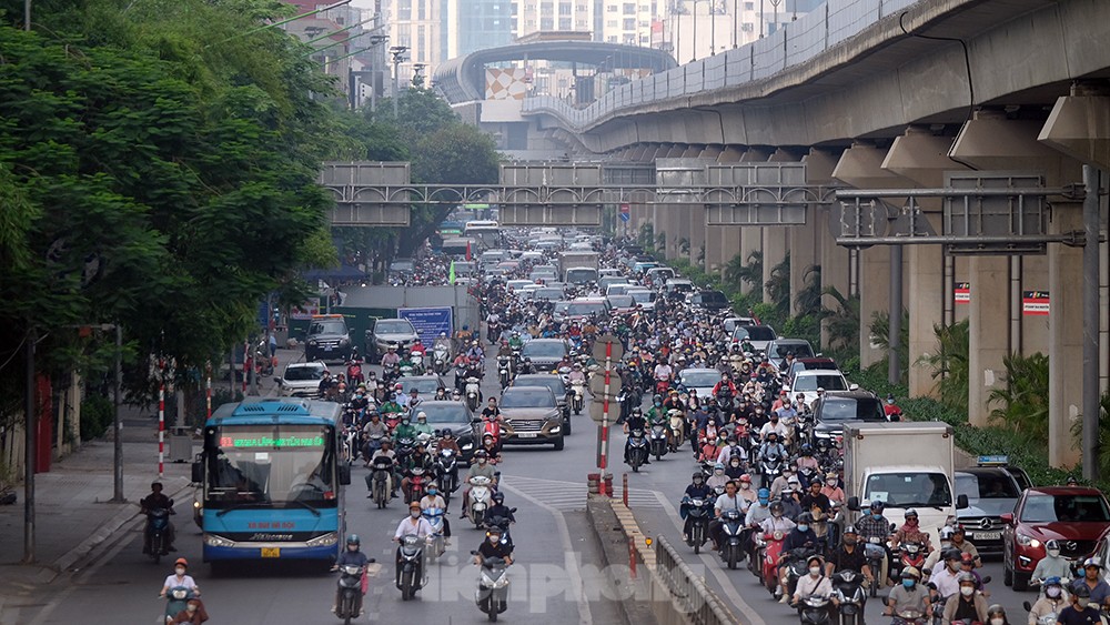 Cận cảnh đường Nguyễn Trãi sáng đầu tuần sau khi đặt 'lô cốt' rộng hàng trăm m2 ảnh 2