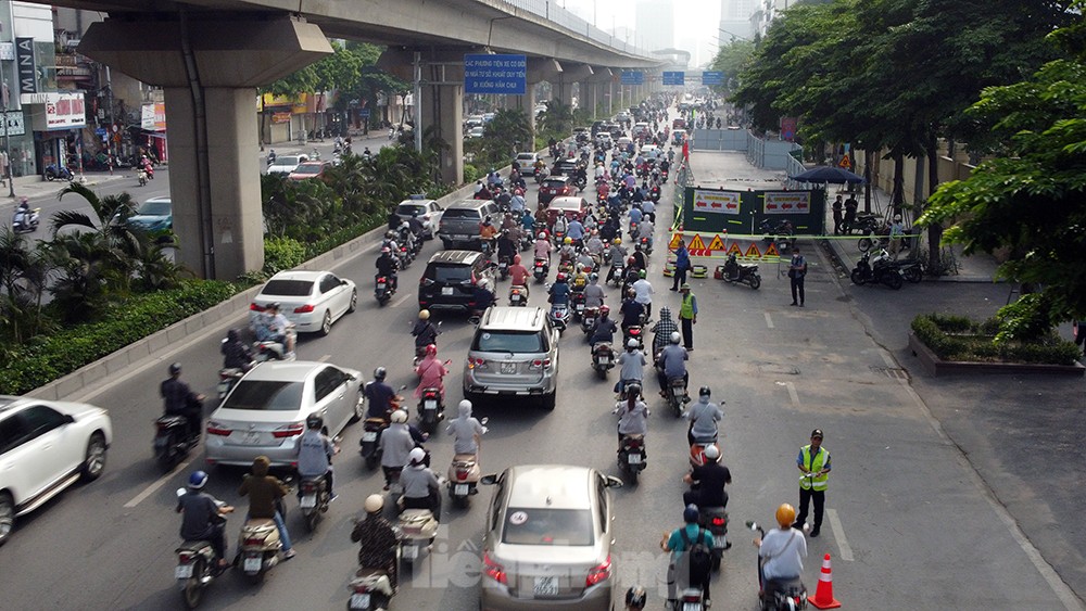 Cận cảnh đường Nguyễn Trãi sáng đầu tuần sau khi đặt 'lô cốt' rộng hàng trăm m2 ảnh 3