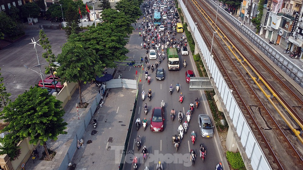 Cận cảnh đường Nguyễn Trãi sáng đầu tuần sau khi đặt 'lô cốt' rộng hàng trăm m2 ảnh 5