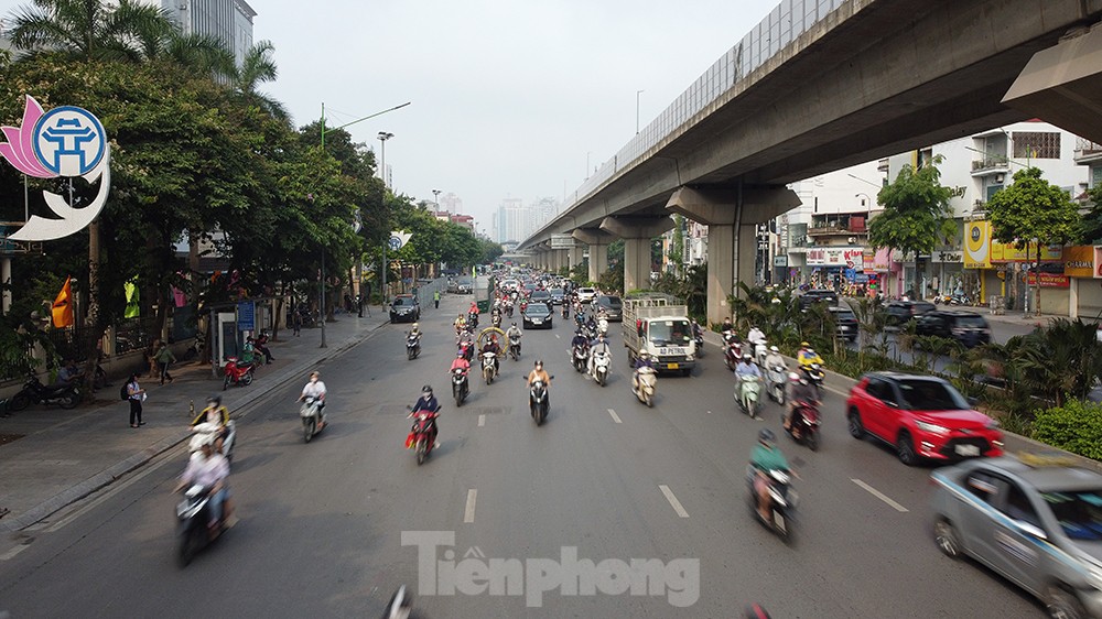 Cận cảnh đường Nguyễn Trãi sáng đầu tuần sau khi đặt 'lô cốt' rộng hàng trăm m2 ảnh 6