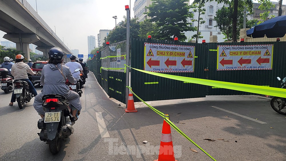 Cận cảnh đường Nguyễn Trãi sáng đầu tuần sau khi đặt 'lô cốt' rộng hàng trăm m2 ảnh 7