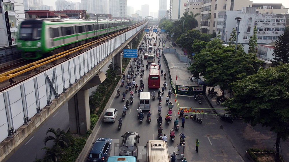 Cận cảnh đường Nguyễn Trãi sáng đầu tuần sau khi đặt 'lô cốt' rộng hàng trăm m2 ảnh 8