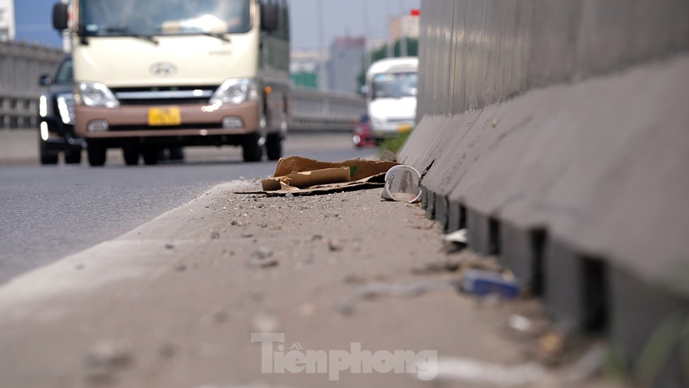 Rác thải và phế vật liệu xây dựng ngập đường trên cao Trường Chinh - Hà Nội ảnh 2