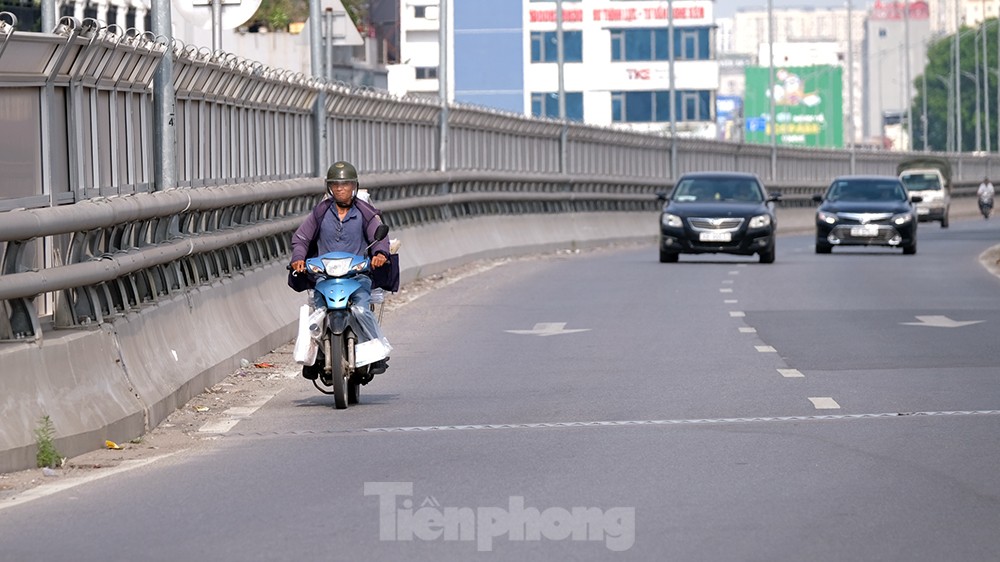 Rác thải và phế vật liệu xây dựng ngập đường trên cao Trường Chinh - Hà Nội ảnh 9