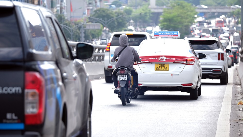 Rác thải và phế vật liệu xây dựng ngập đường trên cao Trường Chinh - Hà Nội ảnh 10