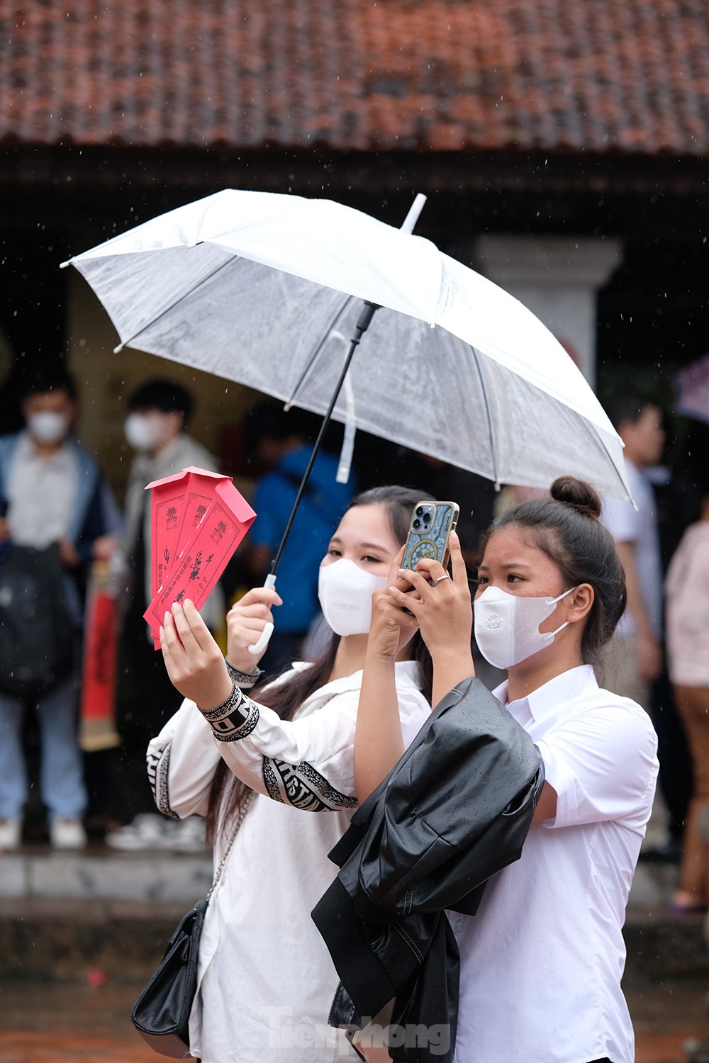 Nghìn sĩ tử đội mưa thắp hương cầu may ở Văn Miếu trước kỳ thi tốt nghiệp THPT 2023 ảnh 9