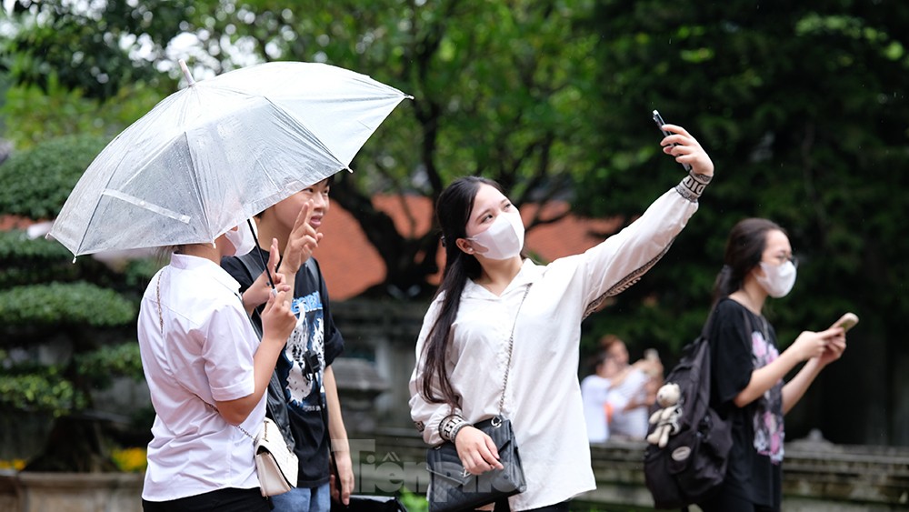 Nghìn sĩ tử đội mưa thắp hương cầu may ở Văn Miếu trước kỳ thi tốt nghiệp THPT 2023 ảnh 12