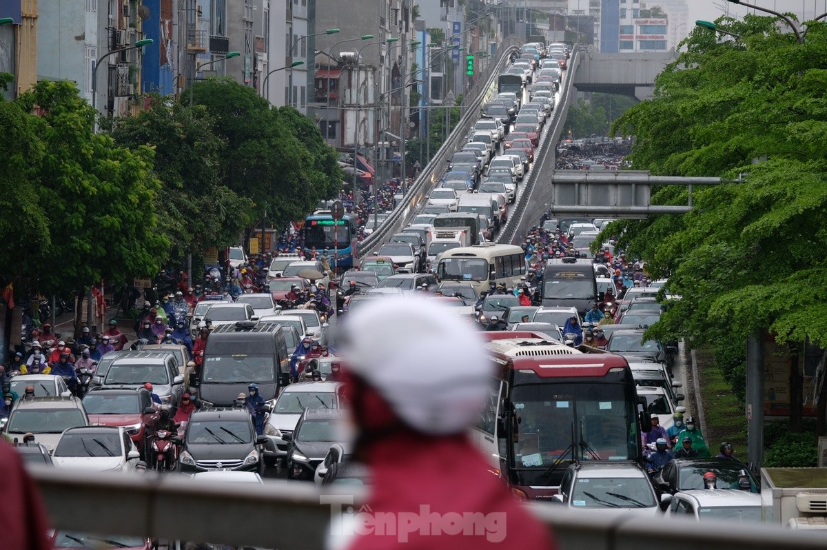 Người Hà Nội chật vật đến công sở trong mưa lớn sáng đầu tuần ảnh 5