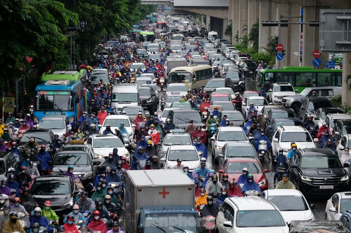 Người Hà Nội chật vật đến công sở trong mưa lớn sáng đầu tuần ảnh 10