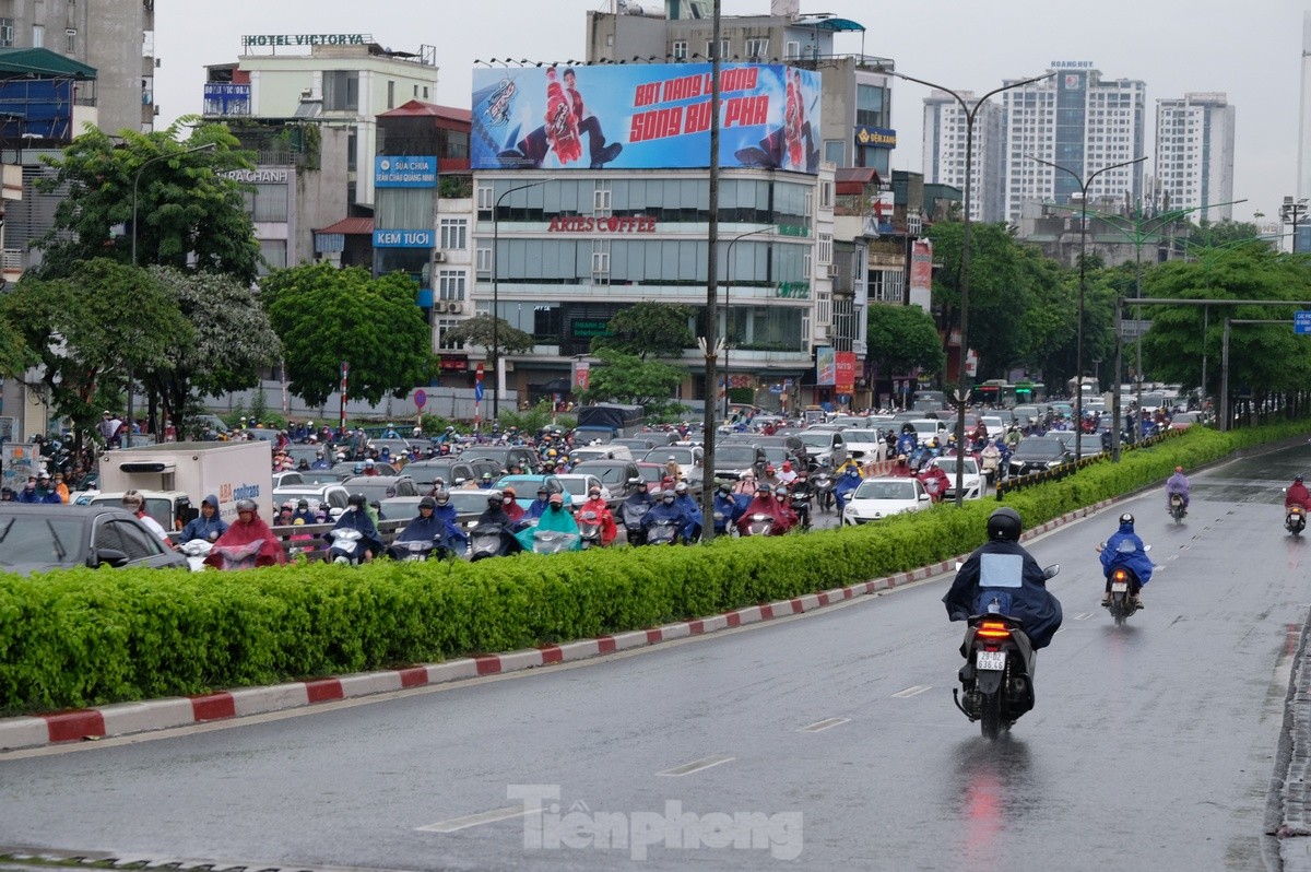 Người Hà Nội chật vật đến công sở trong mưa lớn sáng đầu tuần ảnh 11