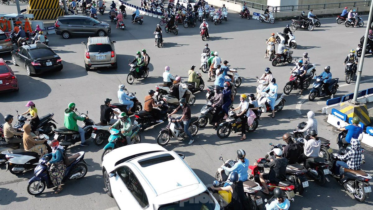 Giao thông hỗn loạn tại nút giao Nguyễn Xiển - Nguyễn Trãi sau phân làn dựng lô cốt ảnh 1