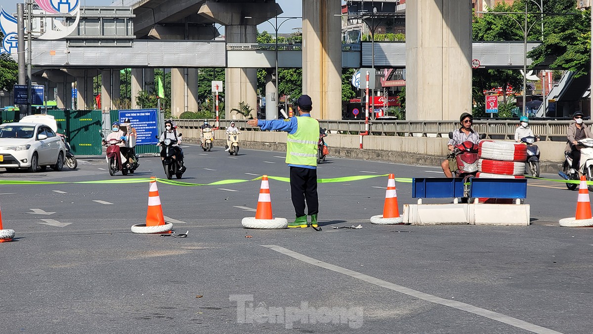 Giao thông hỗn loạn tại nút giao Nguyễn Xiển - Nguyễn Trãi sau phân làn dựng lô cốt ảnh 4