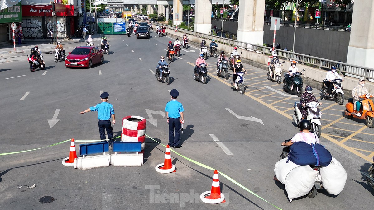 Giao thông hỗn loạn tại nút giao Nguyễn Xiển - Nguyễn Trãi sau phân làn dựng lô cốt ảnh 6