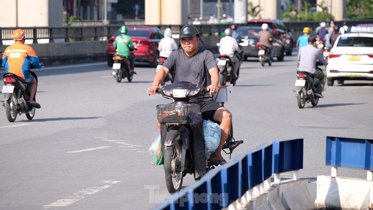 Giao thông hỗn loạn tại nút giao Nguyễn Xiển - Nguyễn Trãi sau phân làn dựng lô cốt ảnh 8