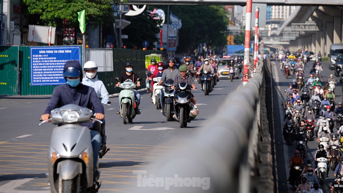 Giao thông hỗn loạn tại nút giao Nguyễn Xiển - Nguyễn Trãi sau phân làn dựng lô cốt ảnh 10