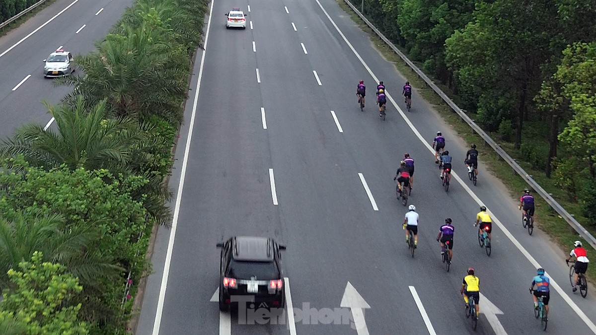 Những đoàn xe đạp đua với tử thần trên cao tốc 80km/giờ - Ảnh 2.