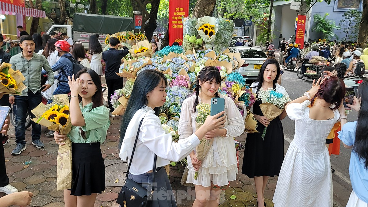 'Phố mùa thu đẹp nhất Hà Nội' chật cứng người đổ về check-in ảnh 5