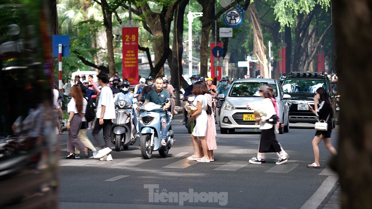 'Phố mùa thu đẹp nhất Hà Nội' chật cứng người đổ về check-in ảnh 8