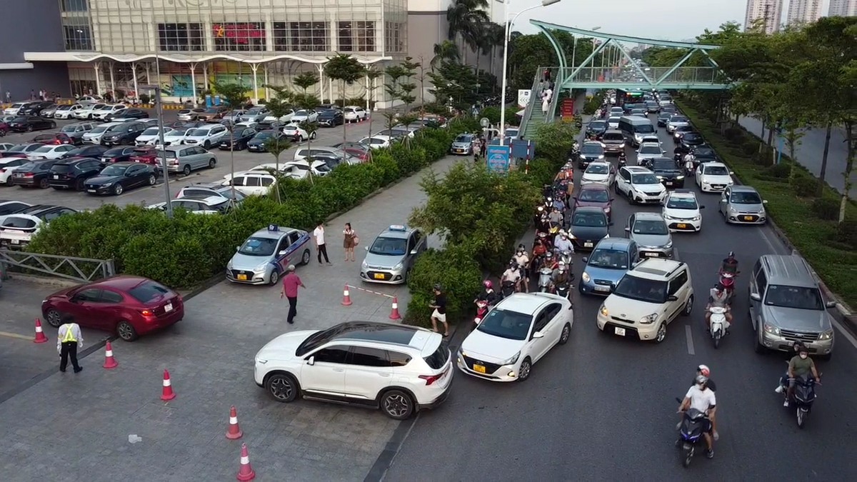 Hà Nội: Đổ xô vào siêu thị chiều 2/9, đường Cổ Linh tắc cứng một bên ảnh 1