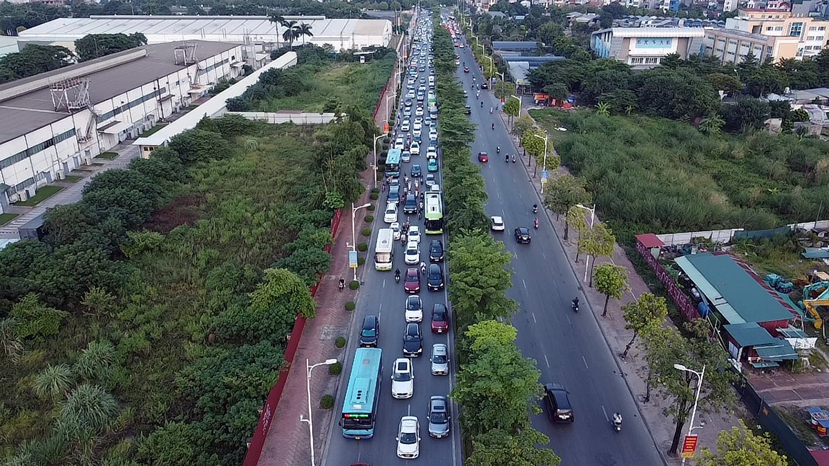 Hà Nội: Đổ xô vào siêu thị chiều 2/9, đường Cổ Linh tắc cứng một bên ảnh 3