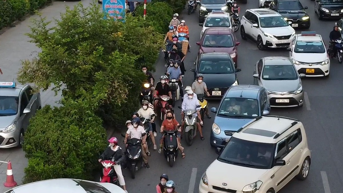 Hà Nội: Đổ xô vào siêu thị chiều 2/9, đường Cổ Linh tắc cứng một bên ảnh 5
