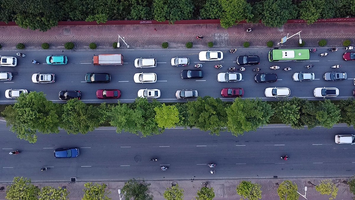 Hà Nội: Đổ xô vào siêu thị chiều 2/9, đường Cổ Linh tắc cứng một bên ảnh 6