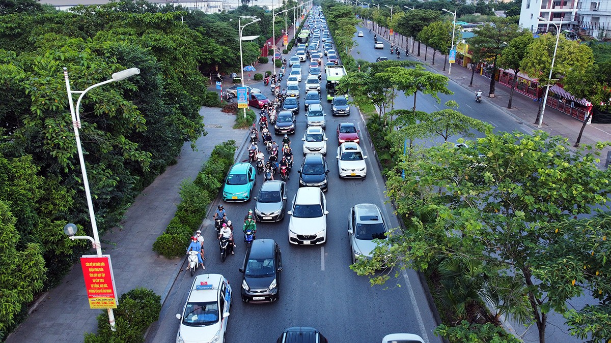 Hà Nội: Đổ xô vào siêu thị chiều 2/9, đường Cổ Linh tắc cứng một bên ảnh 10