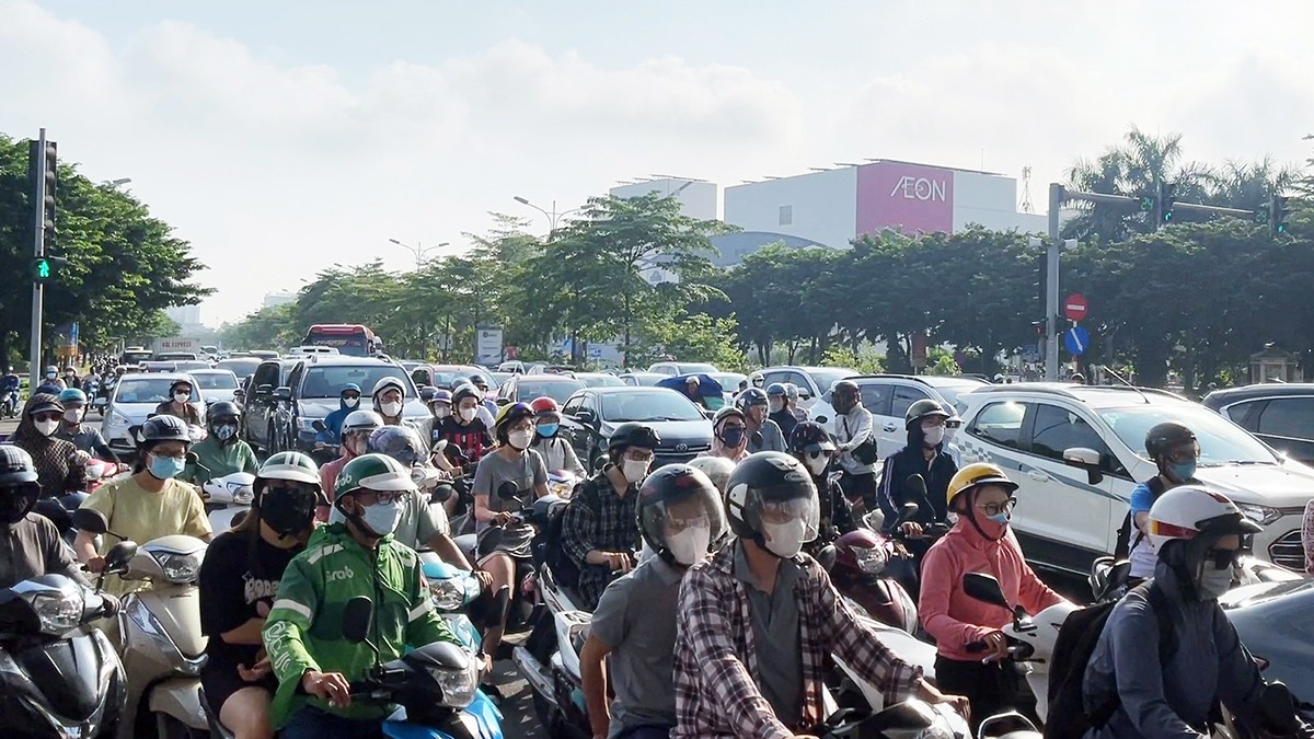 Hà Nội: Đổ xô vào siêu thị chiều 2/9, đường Cổ Linh tắc cứng một bên ảnh 2