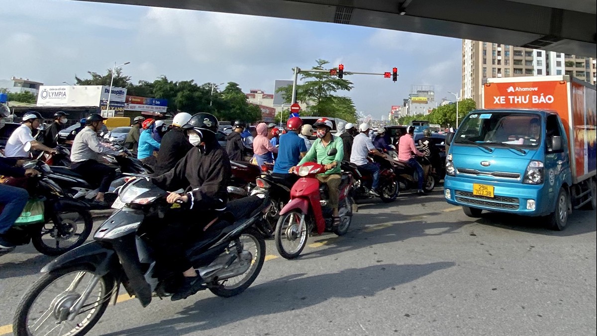Hà Nội: Đổ xô vào siêu thị chiều 2/9, đường Cổ Linh tắc cứng một bên ảnh 9