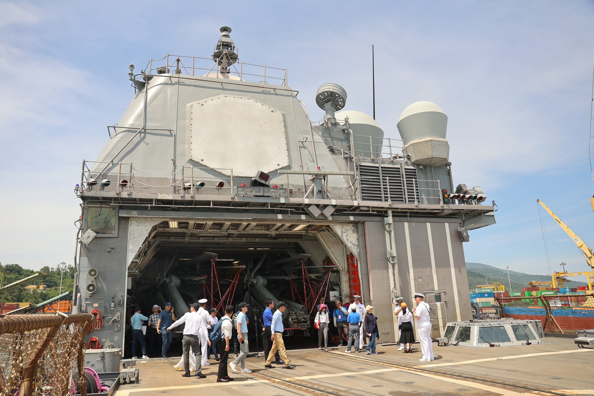 Bên trong tàu sân bay USS Ronald Reagan đang thăm Đà Nẵng ảnh 9