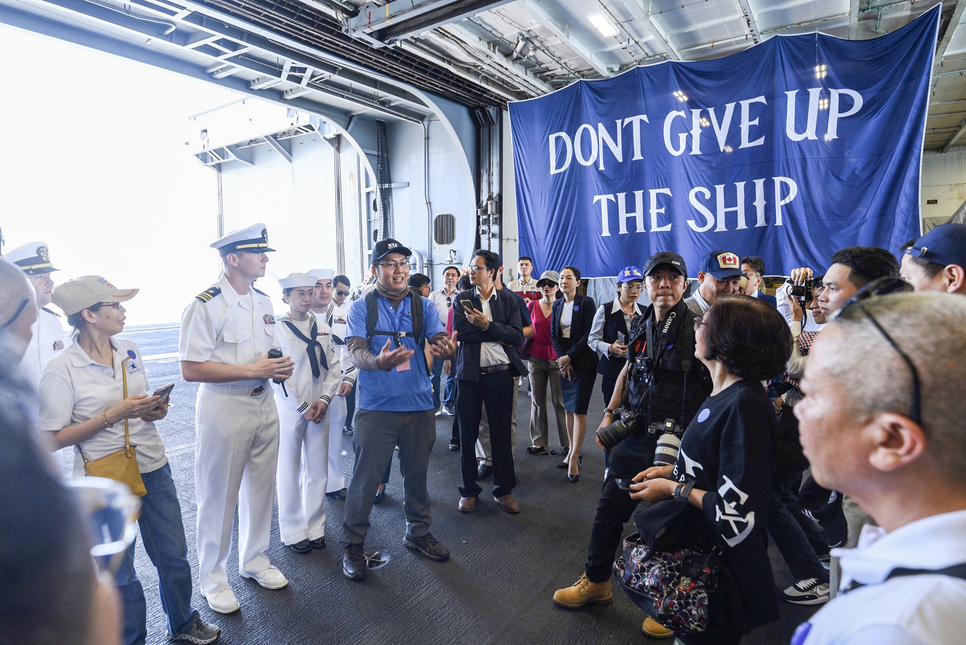 Bên trong tàu sân bay USS Ronald Reagan đang thăm Đà Nẵng ảnh 2