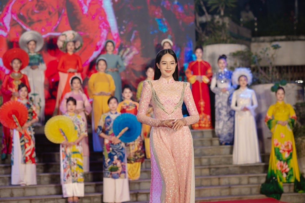 Ba tháng sau đăng quang, nhan sắc Hoa hậu Thanh Thủy thăng hạng đến mức nào? ảnh 4