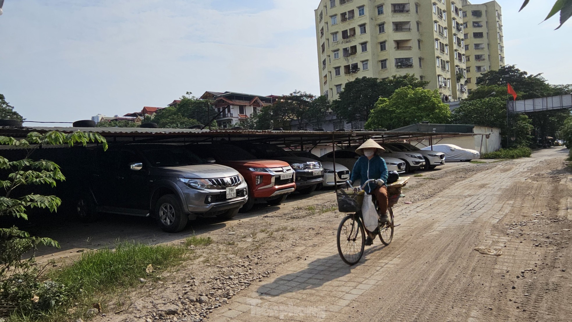 Cận cảnh khu đất dự án TTTM, bãi xe 'khủng' đang thành kho xưởng và nơi trông xe ảnh 11