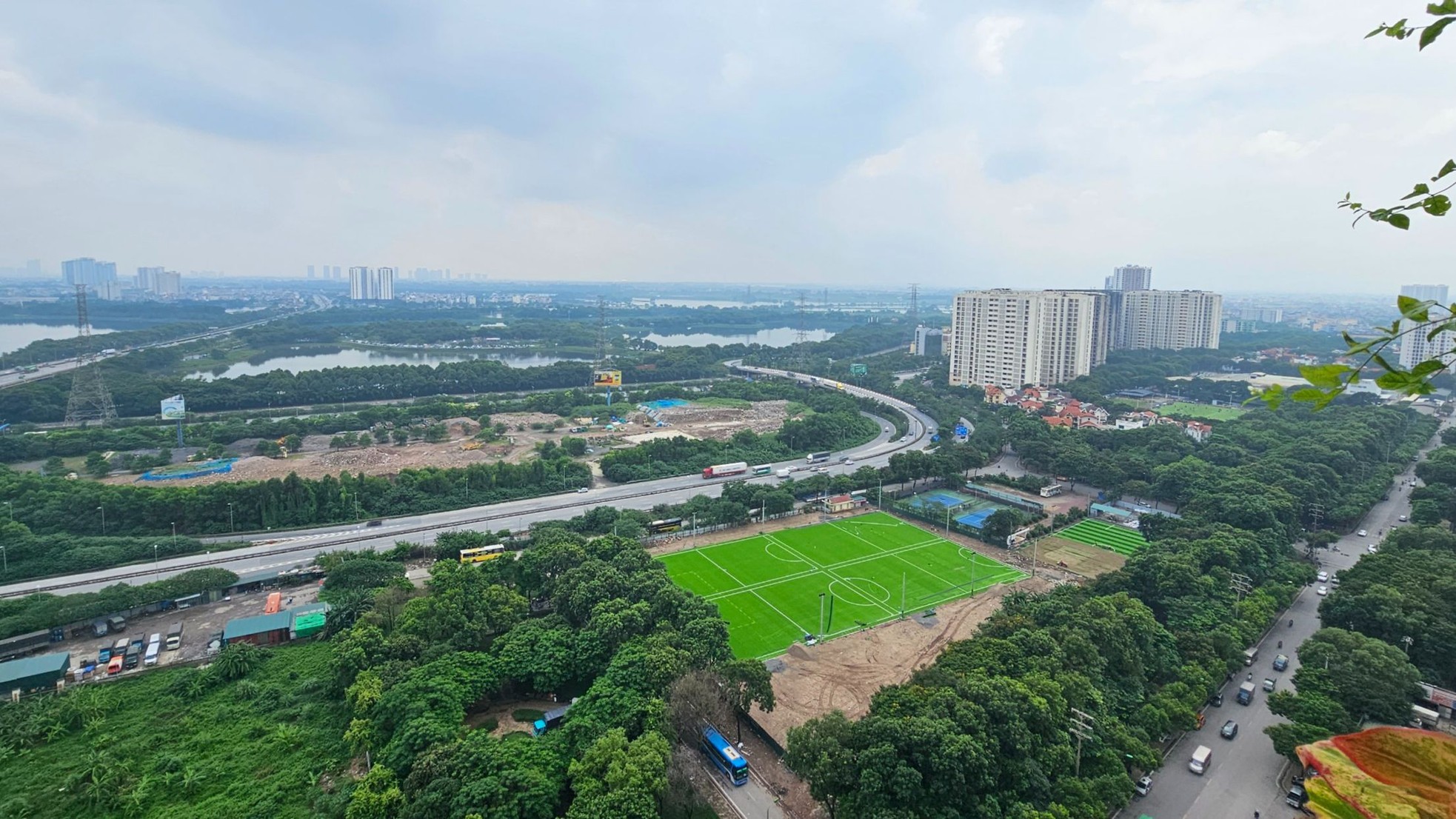 Cận cảnh sân bóng, khu bắn cung 'mọc' trên đất trường học tại phường đông dân nhất Thủ đô ảnh 8