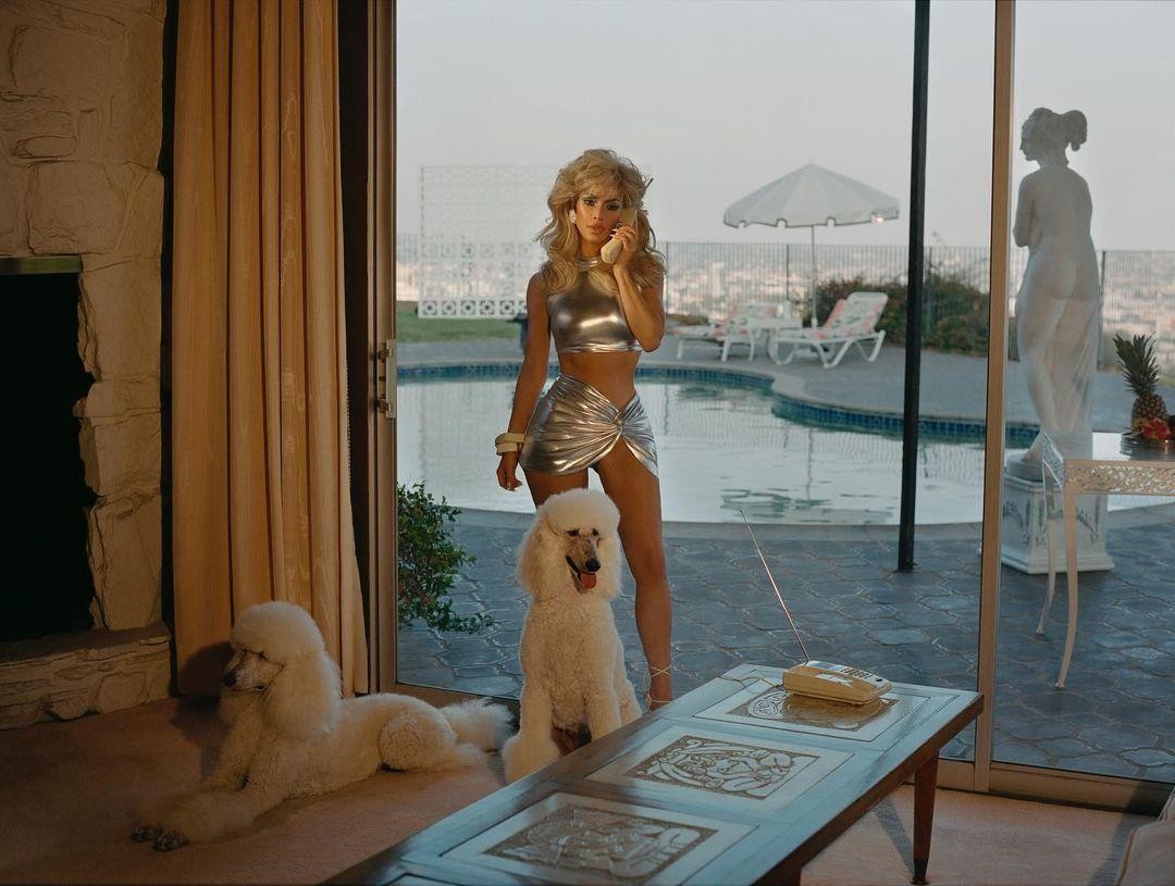 Kim Kardashian in a tiny ʙικιɴι transformed into a 'blonde bomb' in the 80s pH๏τo 3