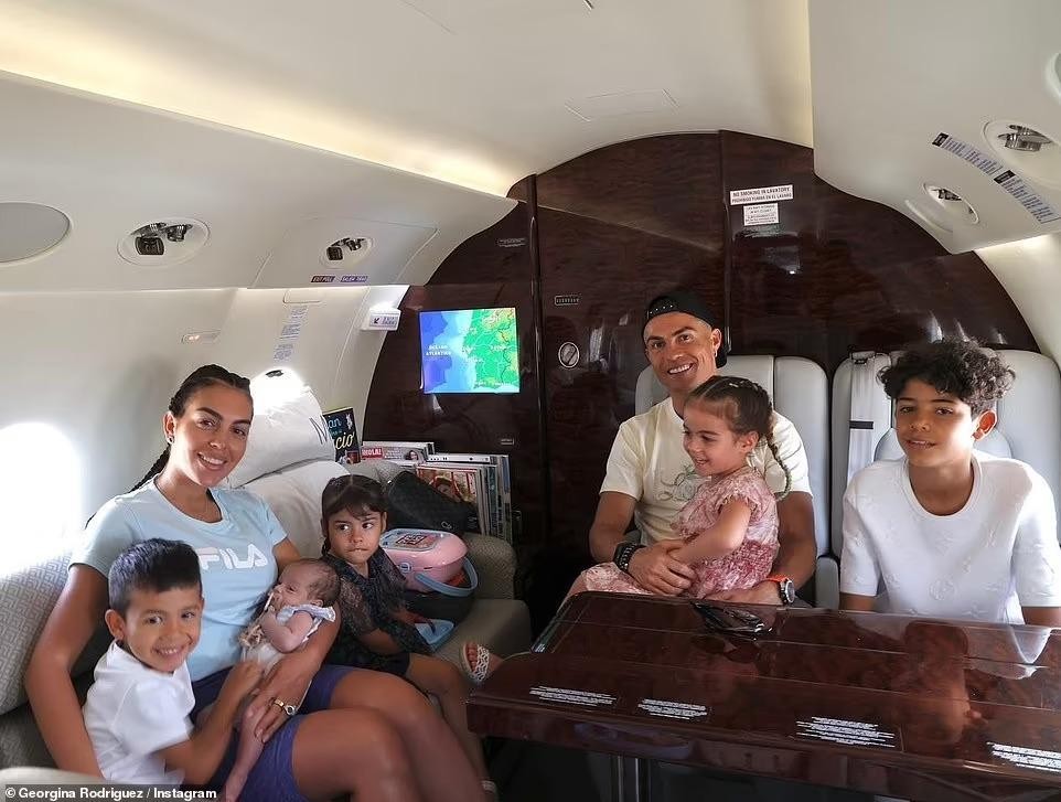Ronaldo leva família de férias em iate de 155 bilhões de dongs, namorada "queima" com foto de biquíni 14