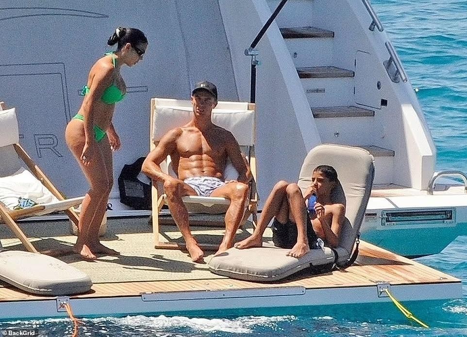 Ronaldo leva a família de férias em um iate de 155 bilhões de dongs, namorada é "queimada" de biquíni foto 2