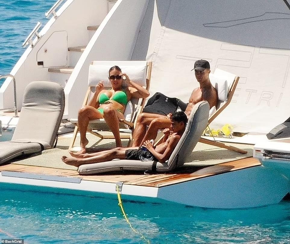Ronaldo leva a família de férias em um iate de 155 bilhões de dongs, namorada "queima" com foto de biquíni 1
