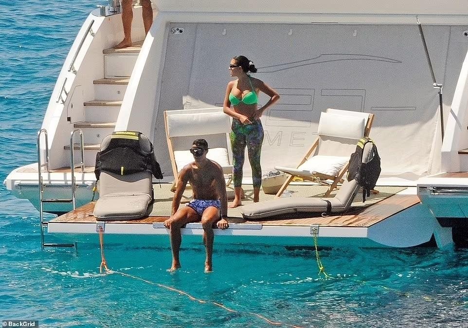 Ronaldo leva família de férias em iate de 155 bilhões de dongs, namorada "queima" com foto de biquíni 11