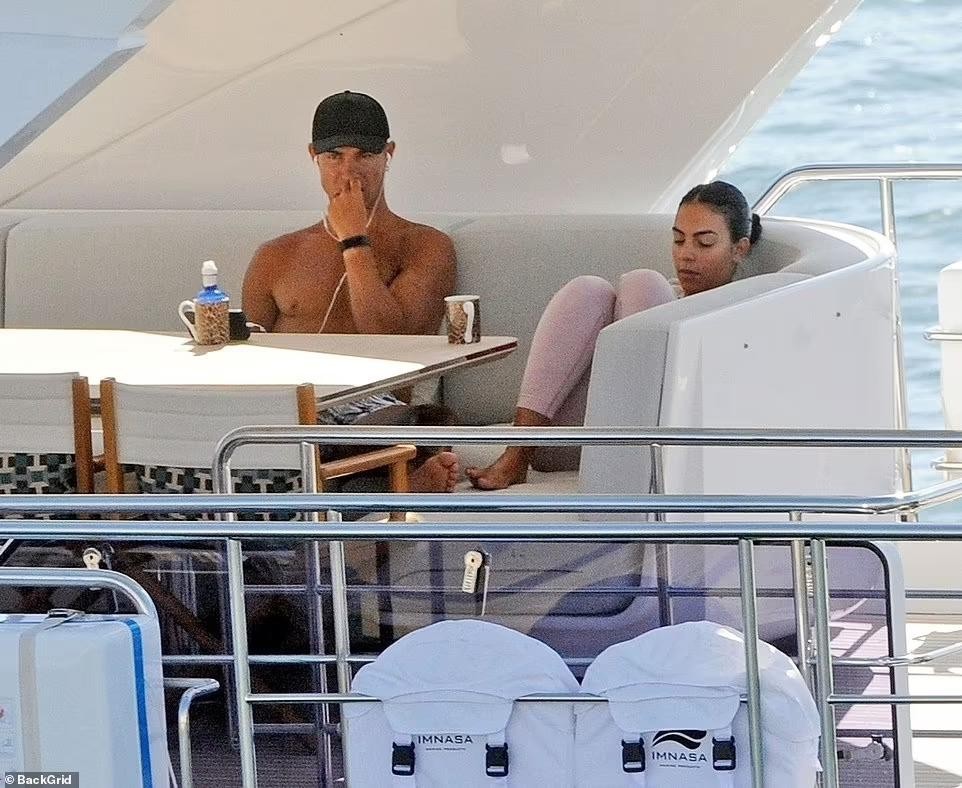 Ronaldo leva família de férias em iate de 155 bilhões de dongs, namorada "queima" com foto de biquíni 12
