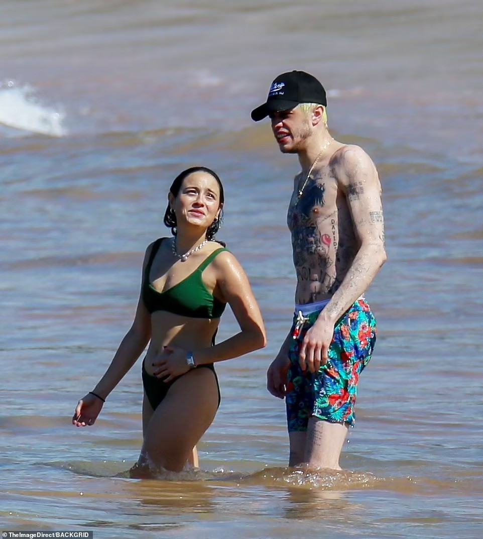 Pete Davidson hôn tình mới trên bãi biển ảnh 8